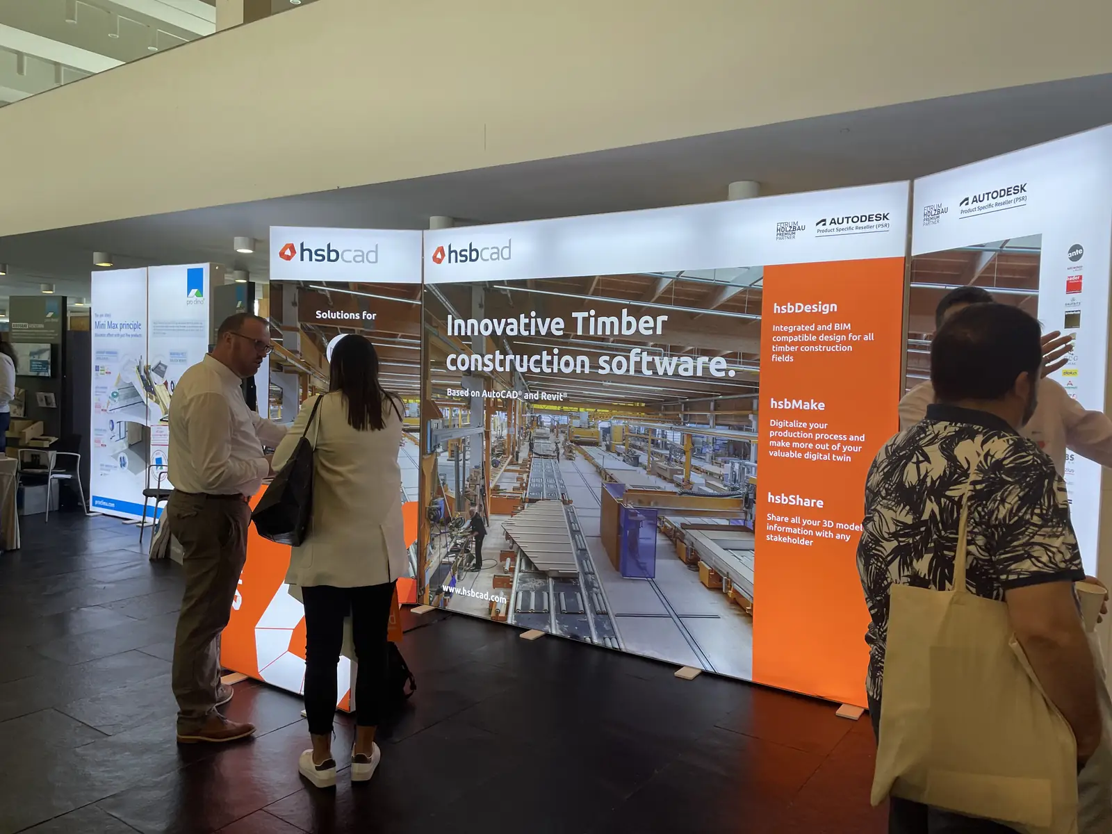 Messestand für Holzbau-Software mit Besuchern